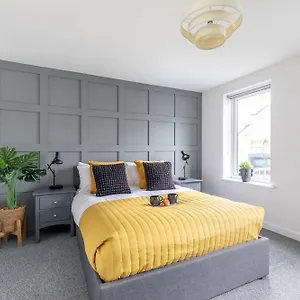 Modern Four Bedroom Four Bathroom Cheltenham